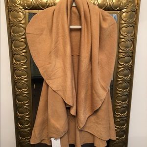 I shawl vest that can be worn 3 ways